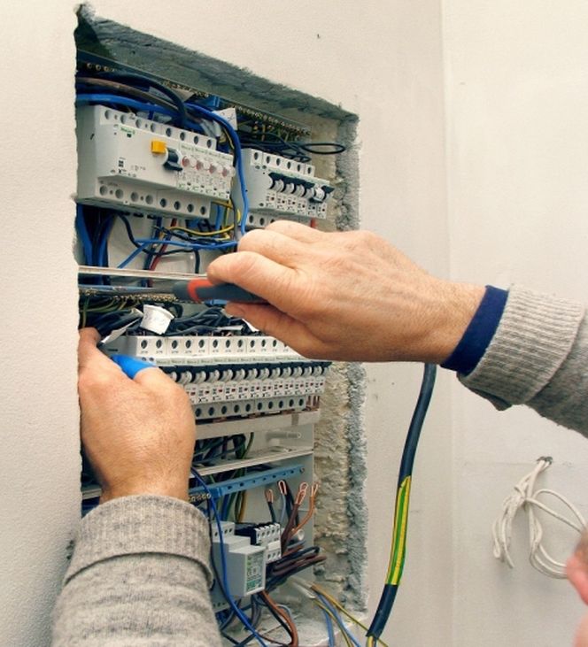 Ochrona przeciwprzepięciowa uchroni instalację elektryczną przed skutkami uderzenia pioruna 