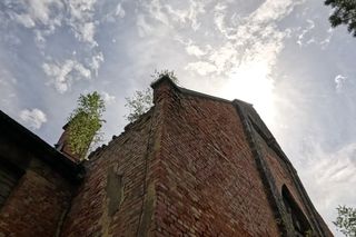 Porzucony kościół Salvatora na Dolnym Śląsku. Tajemnicza ruina w centrum miasta 