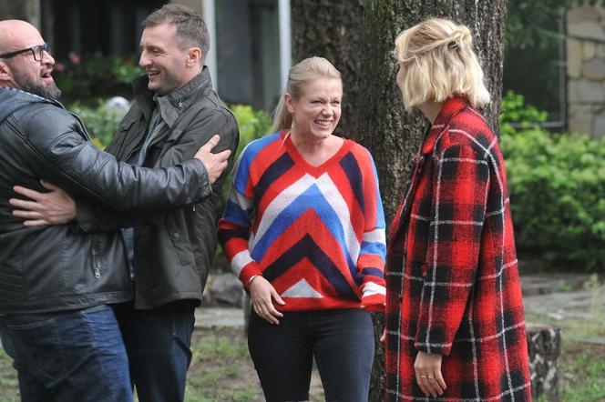 M jak miłość, odc. 1457. Andrzejek (Tomasz Oświeciński), Marzenka (Olga Szomańska), Ula (Iga Krefft), Bartek (Arkadiusz Smoleński)