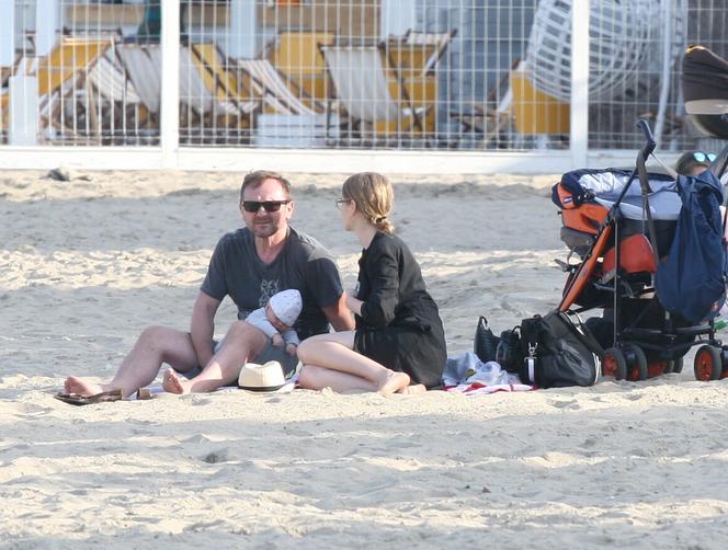ANDRZEJ CHYRA I PAULINA JAROSZEWICZ Z SYNKIEM NA PLAŻY