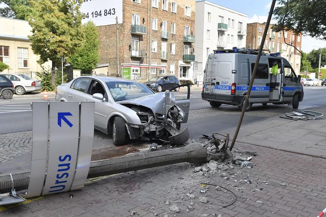 Opel uderzył w latarnię. Kierowcę wyciągali strażacy