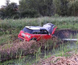 Mini Cooper w ogniu! Kierowca osobówki utknął w błocie i spalił auto