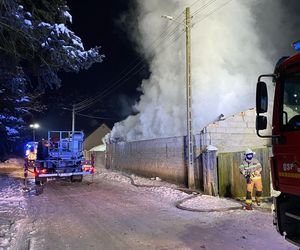 Spalił się budynek i trzy pojazdy. Duże straty po pożarze w Zaborówcu niedaleko Leszna