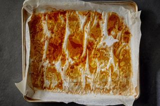 Gdzie wyrzucić brudny papier do pieczenia? Więcej nie popełnisz tego błędu