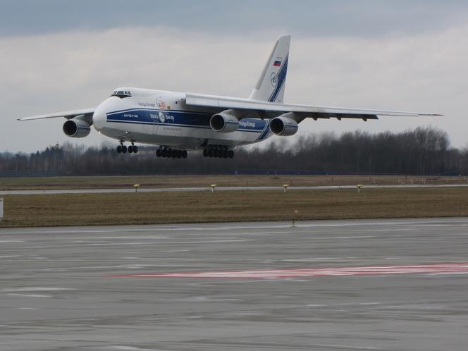 Ogromny ANTONOV An-124 Rusłan wylądował na lotnisku w Jasionce [ZDJĘCIA]