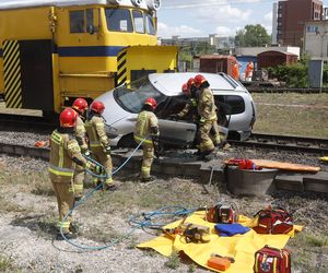 Kontrolowane zderzenie pociągu z osobówką