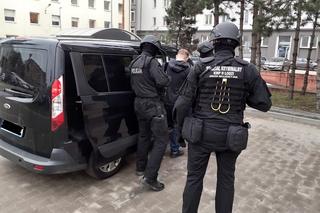 Podali się za policjantów, weszli do domu i sterroryzowali rodzinę. Szokujący napad pod Łodzią