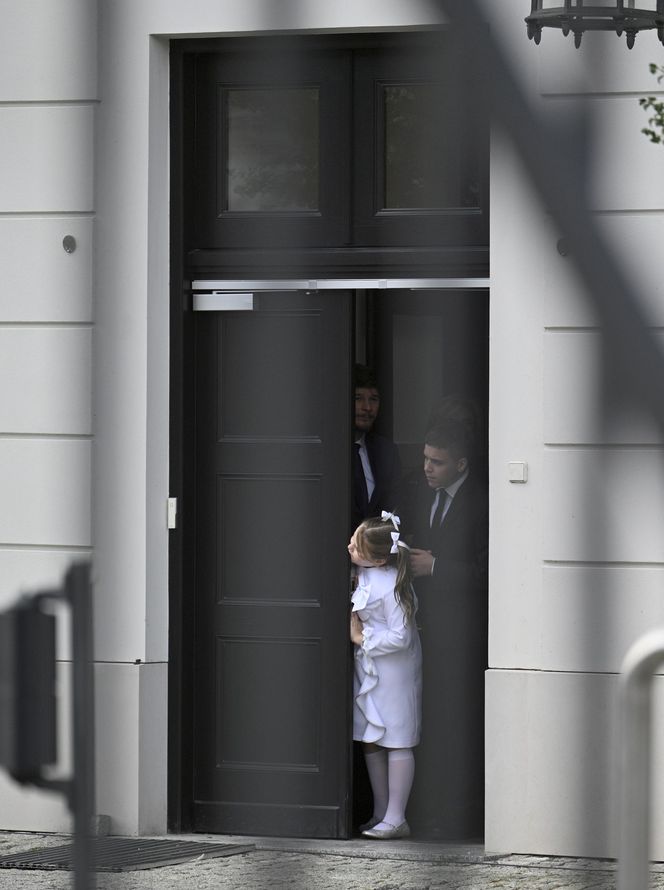 Kasia Nawrocka czuje się już w Belwederze jak u siebie! Przemieszcza się na rowerku!