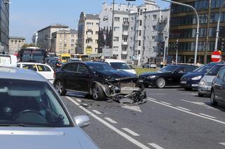 Zderzenie aut osobowych przy rondzie Jazdy Polskiej w Warszawie