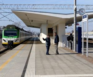  Takiego absurdu w Warszawie już dawno nie było. Mieszkańcy Pragi załamani po budowie kładki nad torami