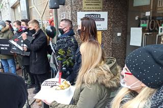 Protest branży ślubnej przed biurem PiS w Katowicach! Domagają się informacji od rządu kiedy będą mogli wrócić do pracy [ZDJĘCIA, WIDEO]