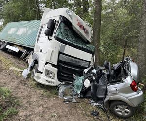 Dramat na dk 62 pod Wyszkowem. Trzy osoby zakleszczone w aucie, wśród rannych 14-latka