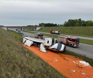 Samochód ciężarowy uderzył w busa na A1