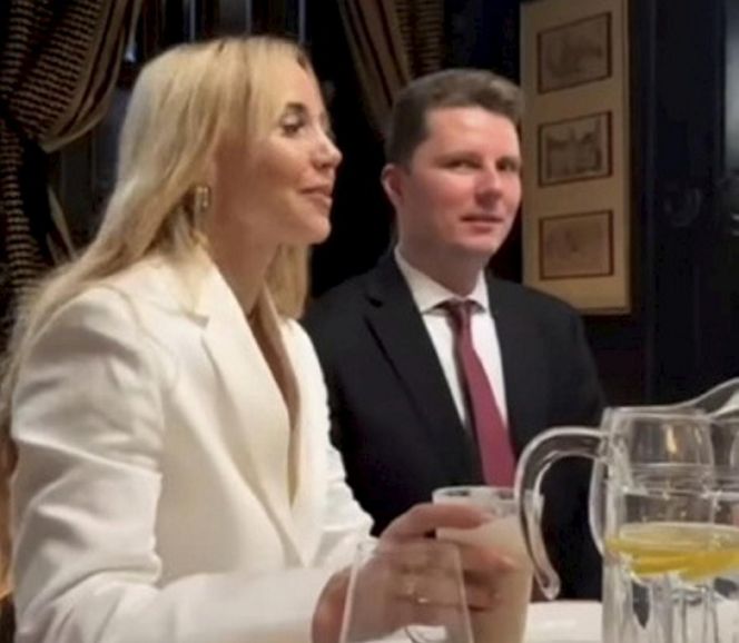 Pierwsza Komunia Święta córki Schreiberów. Marianna w towarzystwie nowego partnera