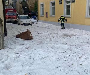 Szokująca anomalia w Niemczech! Grad zasypał miasto, ulice białe