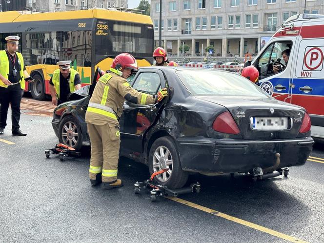 Koszmarny wypadek na placu Trzech Krzyży. Osobówką jechała znana aktorka z polskiego serialu. Była zakleszczona w środku pojazdu!