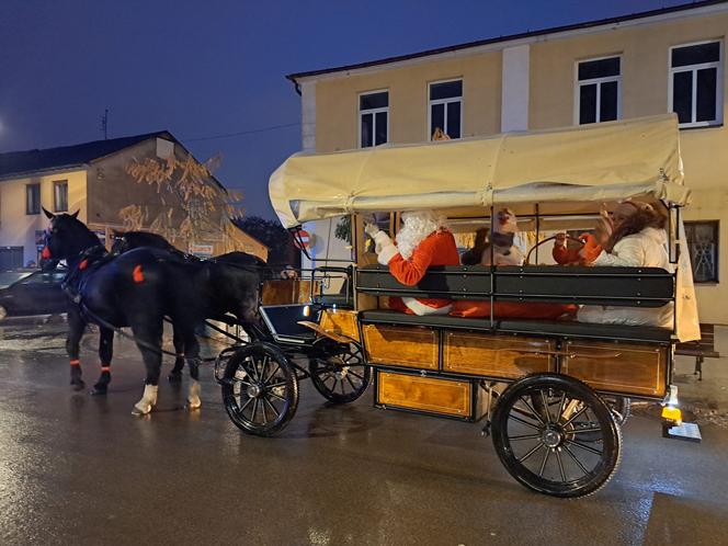 Wystartował Jarmark Bożonarodzeniowy w Końskich. W rynku odpalili choinkę