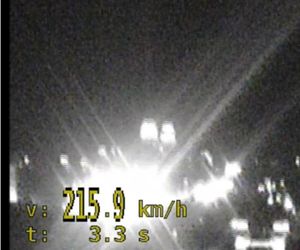 Szaleńcza jazda drogą ekspresową. Kierowca przewoził dzieci pędząc 215 km/h