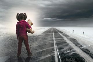 Rozebrana 2-latka samotnie szła poboczem. Przerażone dziecko zaczęło uciekać