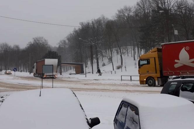 Atak zimy w powiecie starachowickim! Ciężarówki blokują drogi.