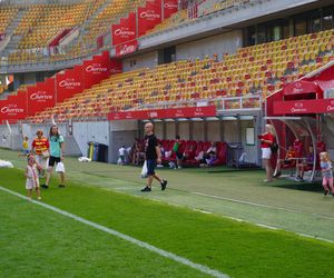 Pożegnianie Murawy na Chorten Arenie. Jagiellonia Białystok rozdaje boisko swoim kibicom