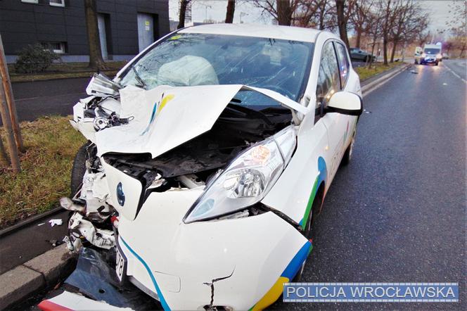 Pijany kierowca rozbił samochód elektryczny z wypożyczalni