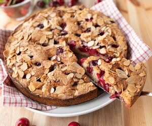 Miksuję składniki, układam wiśnie i piekę. To domowe ciasto jest tak dobre, że na jednej porcji się nie skończy 