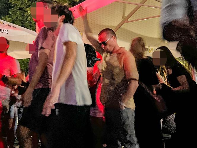 Hakiel bawi się, a nie pije