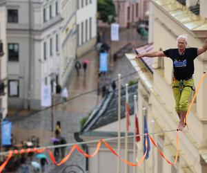   Urban Highline Festival 2023 w Lublinie. Slacklinerzy robią cuda na linach!