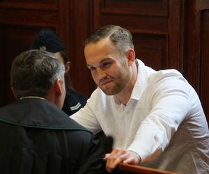 „Byłam obok, gdy tłukli Maćka”. Oskarżony o śmiertelne pobicie Maćka na Nowym Świecie z uśmiechem na twarzy słuchał zeznań świadków