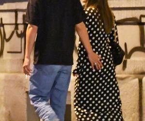 Julia Wieniawa i Nikodem Rozbicki całują się na ulicy