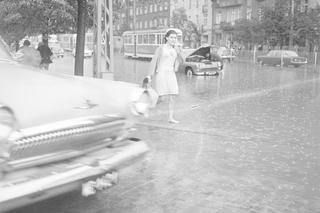Warszawa zniknęła pod wodą! Zalane ulice i chodniki. Co tam się działo! Archiwalne zdjęcia z lat 60.
