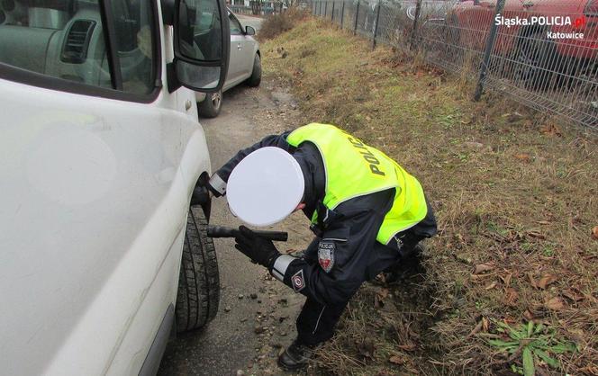 Śląskie: Policjanci zatrzymali McGyvera wśród kierowców. Auto trzymało się dosłownie na taśmach 