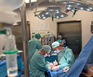 Lekarze z 5 Wojskowego Szpitala Klinicznego w Krakowie przyszyli oderwany kciuk panu Wojciechowi