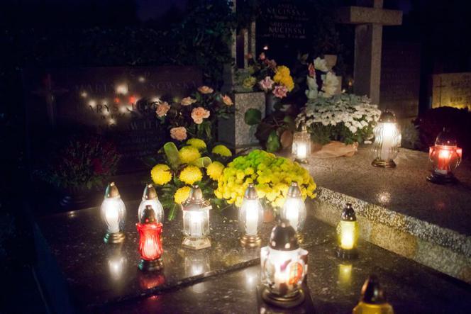 1 listopada Święto Wszystkich świętych cmentarz światła znicze jesień groby