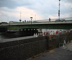 Mieszkańcy palą znicze w miejscu tragicznego wypadku przy moście Dębnickim
