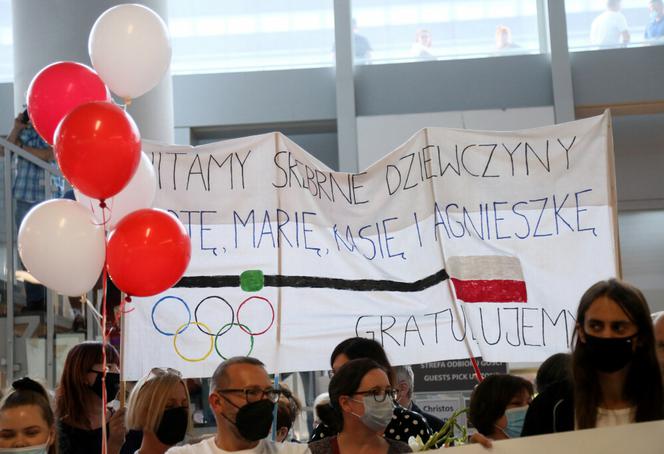 Powitanie wioślarek na Okęciu