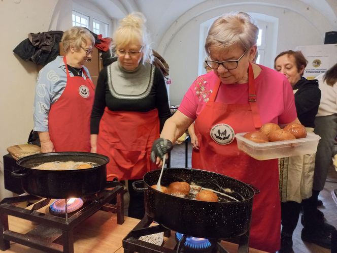 W Leszczyńskim Banku Żywności od rana smażą pączki 