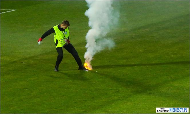 Chorzów: Zadyma na stadionie Ruchu. Kibole odpalili race i wdarli się na murawę [GALERIA]