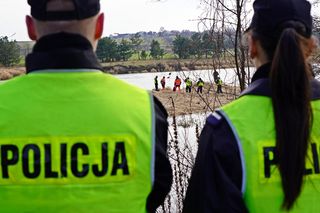 Nieznany obiekt spadł do stawu w woj. pomorskim. Służby już działają