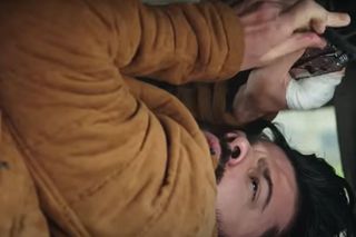 Emanet. Volkan majstruje przy aucie Alego 