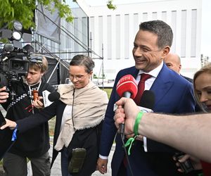 Wielkie wejście Trzaskowskiego do TVP. Zdjęcia uchwyciły każdy krok