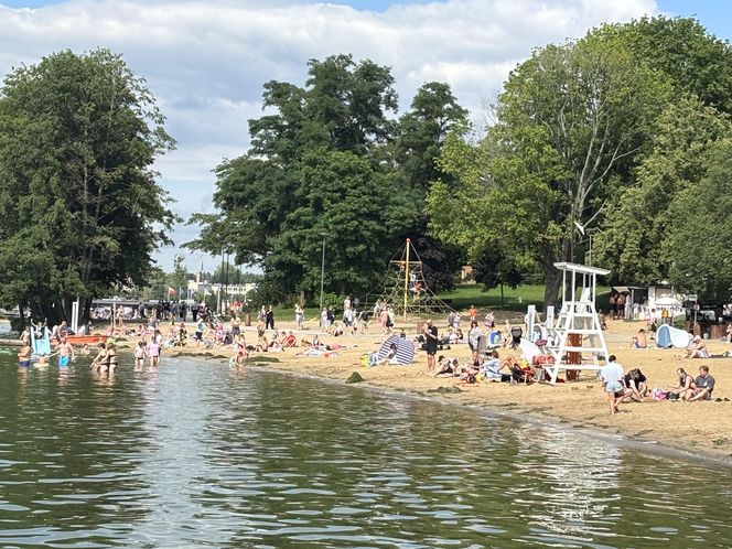Wakacyjny patrol Eska Summer City na olsztyńskiej Plaży Miejskiej