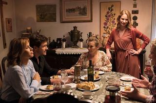 M jak miłość odc. 1781.Marcin (Mikołaj Roznerski), Kama (Michalina Sosna), ciotki Kamy (Gizella Bortel, Agata Jakoniuk),wujek (Wojciech Cygan)