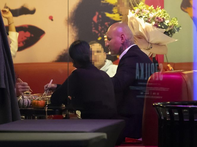 Artur Szpilka na sushi z najbliższymi po premierze filmu "Szpilka"