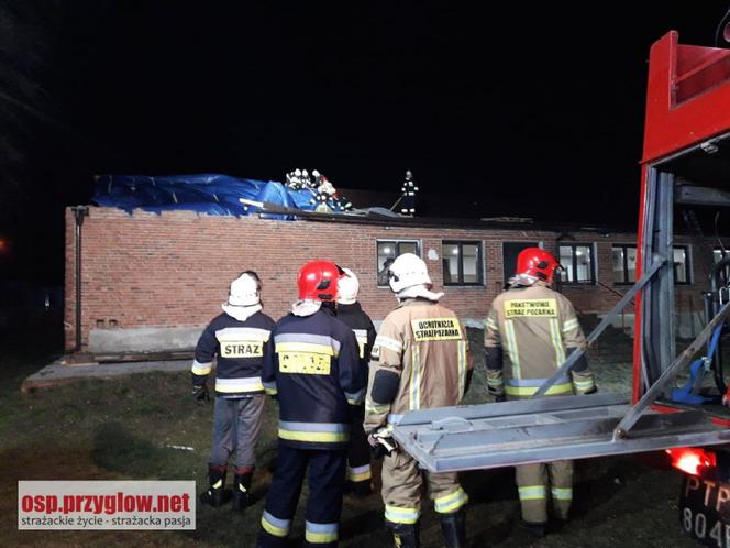 Pojechali z pomocą, sami zostali poszkodowani. Wichura ZNISZCZYŁA REMIZĘ strażaków
