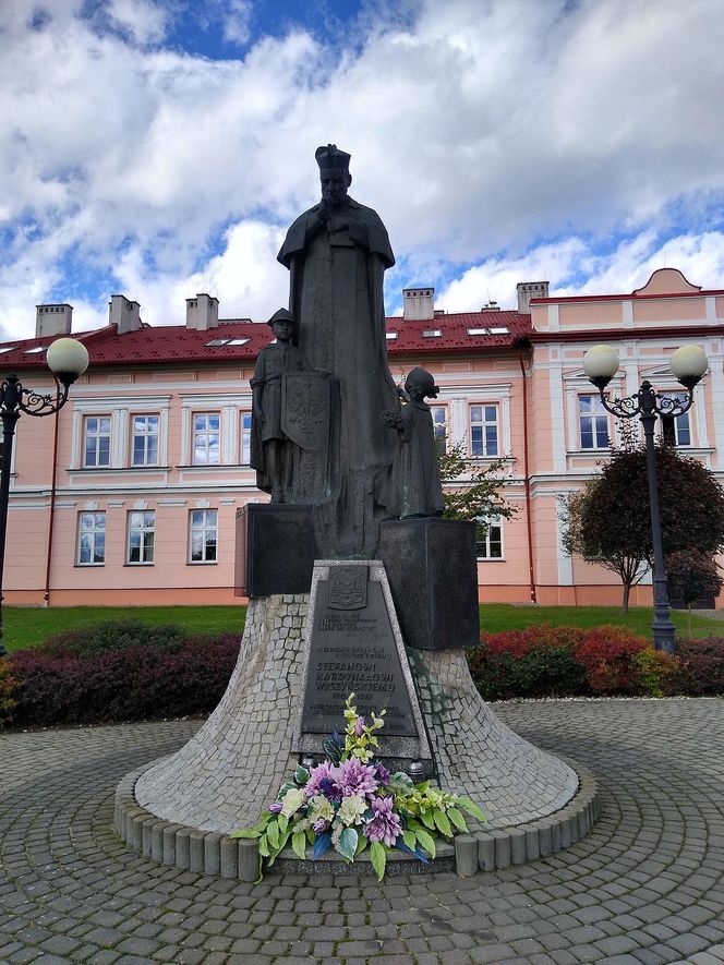 Pomnik kard. Wyszyńskiego przed głogowskim liceum