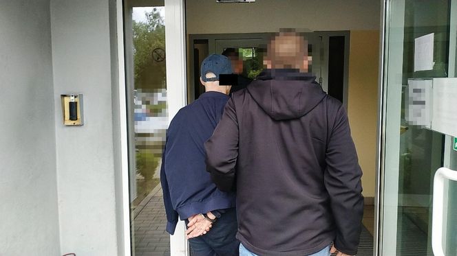 Schował się pod materacem w dziecięcym pokoju. Miał broń i narkotyki. 33-latek usłyszał zarzuty