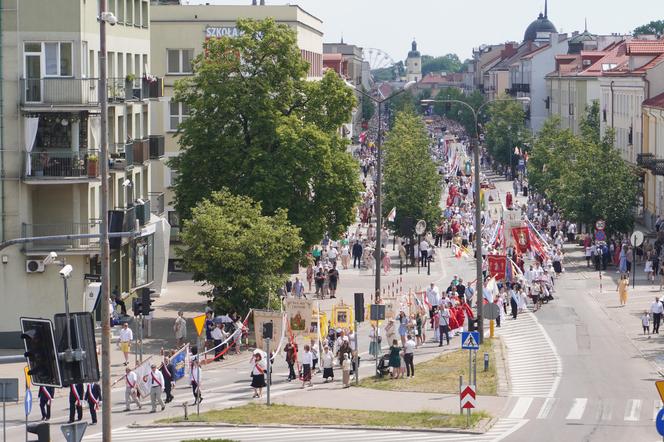 Boże Ciało 2024. Tłumy wiernych przeszły w procesji ulicami Białegostoku