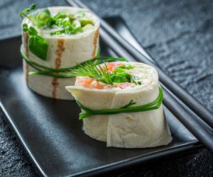 Roladki z wędzonym łososiem. Prosta i bardzo smaczna przekąska